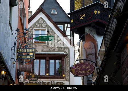 Gesäumt mit Geschäften, Tavernen und Weinstuben, die engen, hat gepflasterten Straße Drosselgasse eine mittelalterliche Atmosphäre in Rüdesheim. Stockfoto