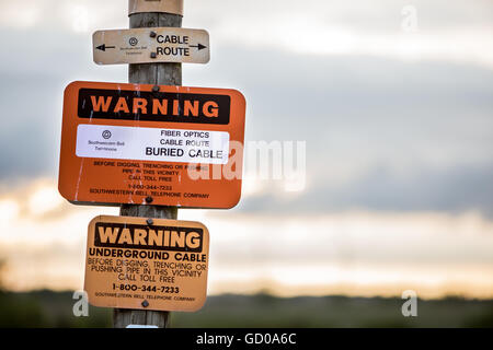 Schild Warnung, dass LWL-Kabel unten begraben liegt. Stockfoto