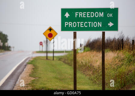 Ein Wegweiser zur Freiheit oder Schutz, Oklahoma. Stockfoto