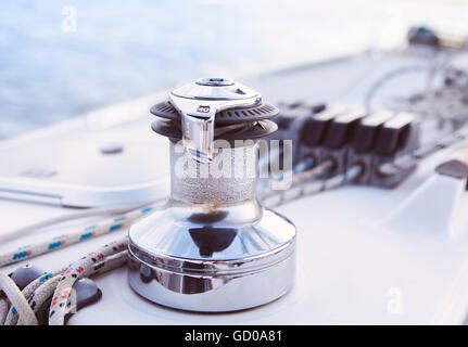 Segelboot detaillierte Teile. Hautnah auf Winde und Seil Yacht über blaue Meer. Yachting-Konzept. Geringe Schärfentiefe Stockfoto