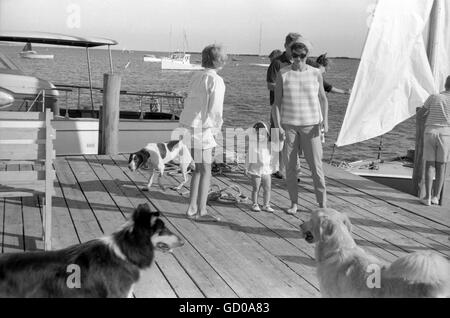 Senator John F. Kennedy, Jacqueline und Caroline Stockfoto