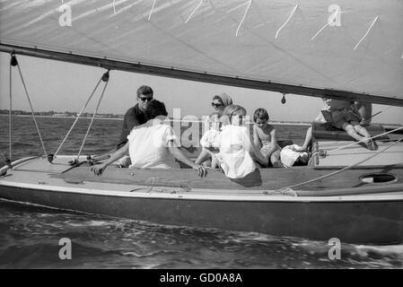 Senator John F. Kennedy, Jacqueline und Kinder Segeln off Hyannis Port, August 1959. Stockfoto