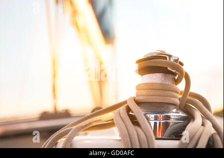 Segelboot detaillierte Teile. Hautnah auf Winde und Seil Yacht über blaue Meer. Yachting-Konzept. Geringe Schärfentiefe Stockfoto