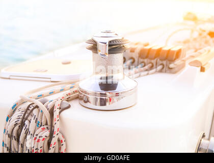 Segelboot detaillierte Teile. Hautnah auf Winde und Seil Yacht über blaue Meer. Yachting-Konzept. Geringe Schärfentiefe Stockfoto