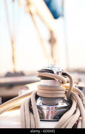 Segelboot detaillierte Teile. Hautnah auf Winde und Seil Yacht über blaue Meer. Yachting-Konzept. Geringe Schärfentiefe Stockfoto