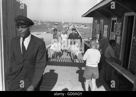 Kennedy und Robert Kennedy Rückkehr von Segeln auf Victura in Hyannis Port, 1959. Stockfoto