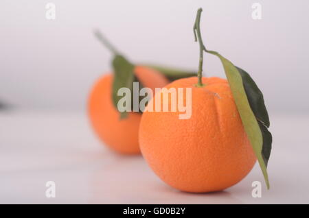 Orange Frucht Hälfte und zwei Segmente oder Cantles isoliert auf weißem Hintergrund Ausschnitt Stockfoto