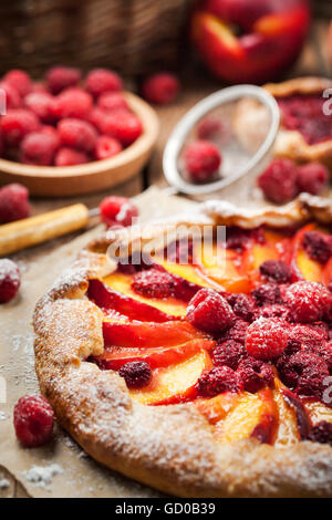 Rustikalen offenen Kuchen mit Pfirsich und Himbeere (Französisch Galette) Stockfoto