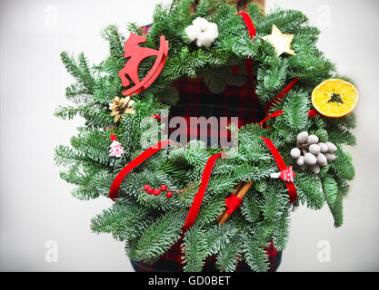 Frau oder Florist Adventskranz in ihren Händen hält Stockfoto