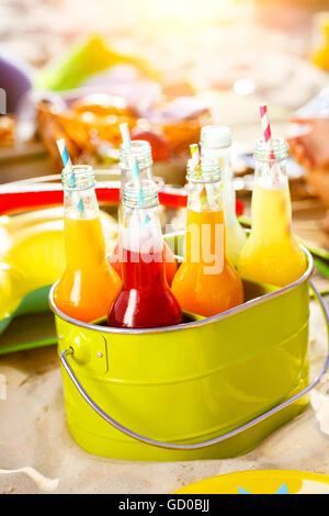 Flaschen Limonade Stand in grünen Eimer auf dem Strand-Sommerfest Stockfoto