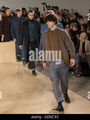 NEW YORK, NY - 3. Februar 2016: Modelle zu Fuß die Start-und Landebahn auf den Perry Ellis Herren Herbst 2016 Fashion show Stockfoto