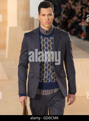NEW YORK, NY - 3. Februar 2016: Ein Modell geht die Start-und Landebahn auf den Perry Ellis Herren Herbst 2016 Fashion Show Stockfoto
