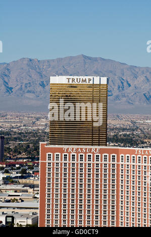 Las Vegas, Nevada. Trump Tower und Treasure Island auf dem Las Vegas Strip. Stockfoto