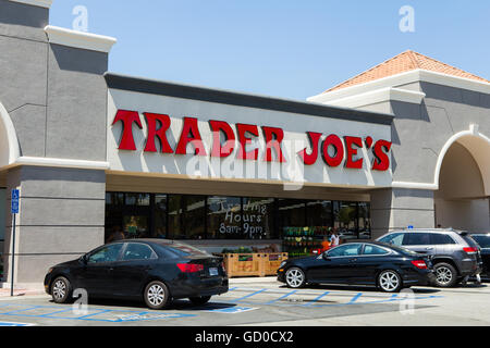 Händler Joes Lebensmittelgeschäft Außenansicht in Tustin Kalifornien Stockfoto