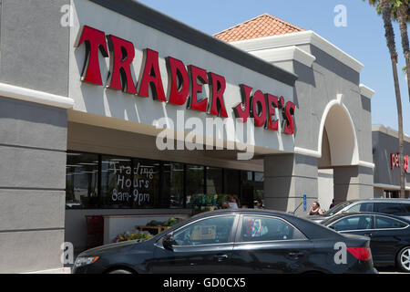 Händler Joes Lebensmittelgeschäft Außenansicht in Tustin Kalifornien Stockfoto