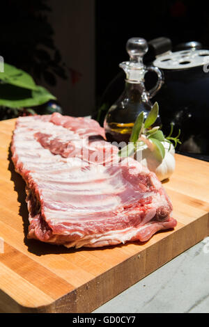 Schweinerippchen bereit für den Grill und im Sommer outdoor-cooking. Stockfoto
