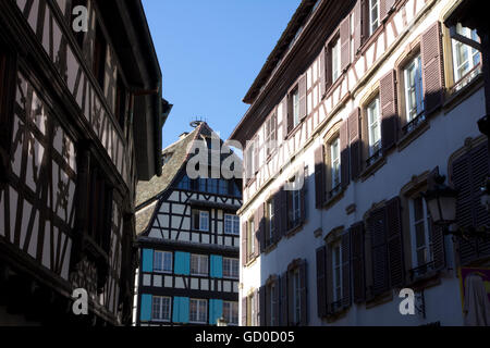 Umgeben von der Ill, ist die Altstadt (oder Viertel Petite France) von Straßburg bekannt für seine Fachwerkhäuser. Stockfoto