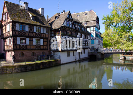 Umgeben von der Ill, die Altstadt (oder Viertel Petite France) von Straßburg Insnotable für Fachwerkhäuser. Stockfoto