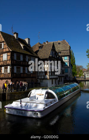 Ein Sightseeing-Boot gleitet entlang eines Kanals im Quartier Altstadt oder Petite France in Straßburg, Frankreich. Stockfoto