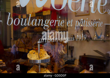 Eine Boulangerie-Fenster zeigt eine leckere Auswahl an Elsässer Gebäck in Straßburg, Frankreich. Stockfoto