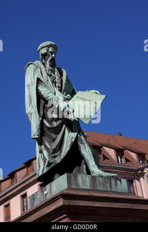 Ein Bronze-Denkmal am Place Gutenberg in Straßburg vom Bildhauer David d ' Angers verewigt Johannes Gutenberg und der Buchdruck. Stockfoto