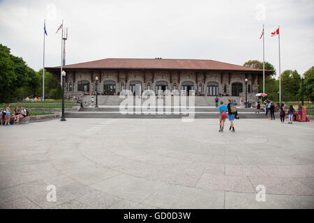 MONTREAL - 26. Mai 2016: Mount Royal-Chalet ist ein Gebäude nahe dem Gipfel des Mont-Royal in Montreal, Quebec, Kanada. T Stockfoto