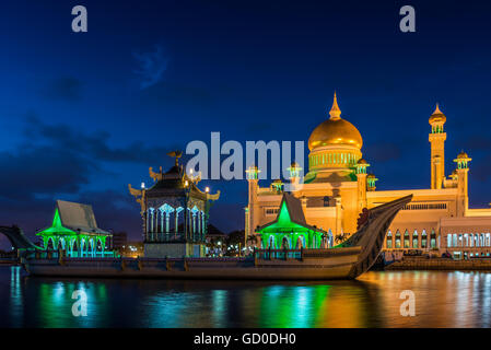 Der Sultan Omar Ali Saifuddin Mosque in Bandar Seri Begawan, Brunei, beleuchtet nachts. Stockfoto