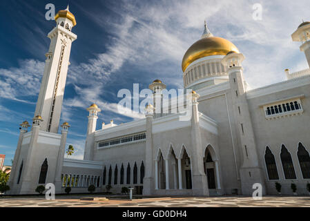 Am späten Nachmittag in Bandar Seri Begawan, Brunei, stehen im Innenhof des Sultan Omar Ali Saifuddin Mosque. Stockfoto