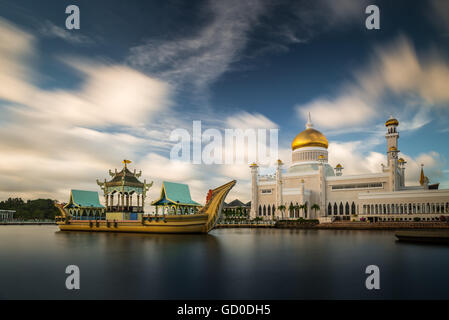 Langzeitbelichtung von Wolken Drifiting über Sultan Omar Ali Saifuddin Mosque in Bandar Seri Begawan, Brunei. Stockfoto