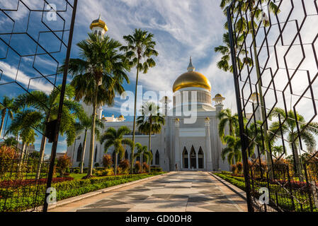 Betreten den Innenhof des Sultan Omar Ali Saifuddin Mosque in Bandar Seri Begawan, Brunei. Stockfoto