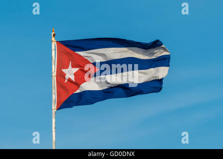 Eine kubanische Flagge fliegt hoch über der Stadt Havanna. Stockfoto