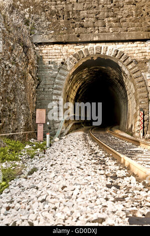 Eisenbahnschienen und alten Tunneleingang im dalmatinischen Hinterland in der Nähe von Labin, Dalmatien, Kroatien Stockfoto