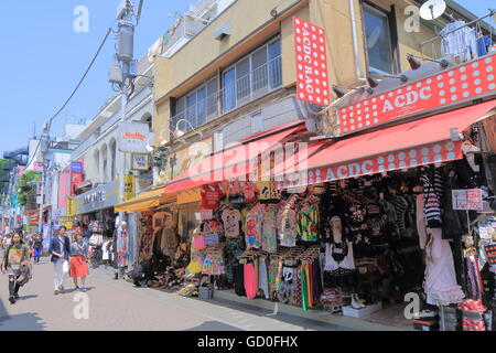 Menschen besuchen Takeshita Straße in Harajuku Tokio Japan. Stockfoto