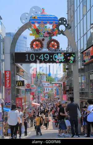 Menschen besuchen Takeshita Straße in Harajuku Tokio Japan. Stockfoto