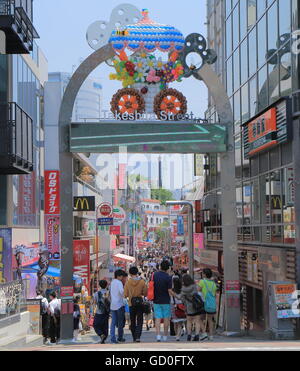 Menschen besuchen Takeshita Straße in Harajuku Tokio Japan. Stockfoto