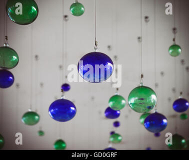 Hängende Glühlampen mit Schärfentiefe. Modernen abstrakten Hintergrund Stockfoto