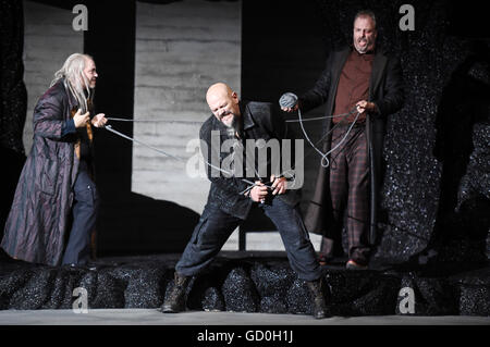 Karlsruhe, Deutschland. 7. Juli 2016. Matthias Wohlbrecht (Loge, l-R), Jaco Venter (Alberich) Und Renatus Meszar (Wotan) Proben der Oper "Das Rheingold" von Richard Wagner am Badian Staatstheater in Karlsruhe, Deutschland, 7. Juli 2016. Die Oper-Premiere am 9. Juli 2016. Foto: ULI DECK/Dpa/Alamy Live-Nachrichten Stockfoto