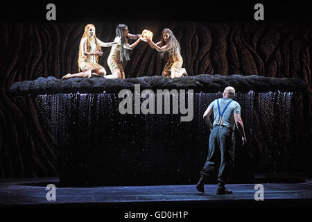 Karlsruhe, Deutschland. 7. Juli 2016. Uliana Alexyuk (Woglinde, l-R), Katharine Tier (Floßhilde), Stefanie Schäfer (Wellgunde) und Jaco Venter (Alberich) Proben der Oper "Das Rheingold" von Richard Wagner am Badian Staatstheater in Karlsruhe, Deutschland, 7. Juli 2016. Die Oper-Premiere am 9. Juli 2016. Foto: ULI DECK/Dpa/Alamy Live-Nachrichten Stockfoto