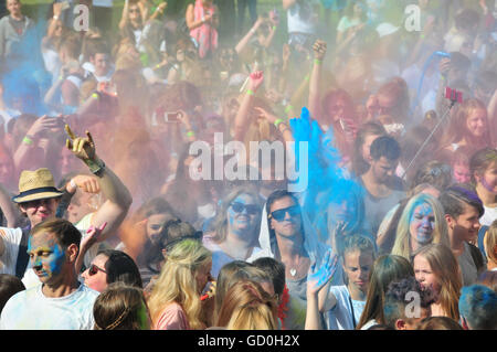 Riga, Lettland. 9. Juli 2016. Die Leute werfen Farbpulver in der Luft bei einem Holi-Farbe-Festival in Riga, Lettland, 9. Juli 2016. © Janis/Xinhua/Alamy Live-Nachrichten Stockfoto