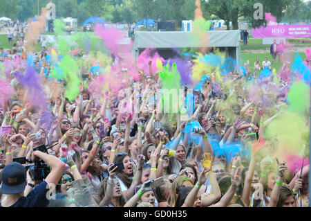 Riga, Lettland. 9. Juli 2016. Die Leute werfen Farbpulver in der Luft bei einem Holi-Farbe-Festival in Riga, Lettland, 9. Juli 2016. © Janis/Xinhua/Alamy Live-Nachrichten Stockfoto