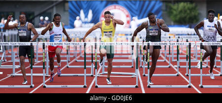 9. Juli 2016 - DEVON ALLEN, Center, führt die Packung seines Vorlaufs der 100 m Hürde Halbfinale bei den USA Track & Feld Olympic Trials in Hayward Field in Eugene, Oregon am 9. Juli 2016. Foto von David Blair © David Blair/ZUMA Draht/Alamy Live-Nachrichten Stockfoto