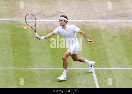 London, UK. 8. Juli 2016. Roger Federer (SUI) Tennis: Roger Federer der Schweiz während der Herren Einzel Halbfinale von Wimbledon Lawn Tennis Championships gegen Milos Raonic of Canada bei den All England Lawn Tennis and Croquet Club in London, England. © AFLO/Alamy Live-Nachrichten Stockfoto