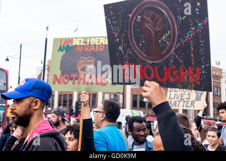 Brixton, London, UK. 9. Juli 2016. Poster schwarz lebt Angelegenheit zu unterstützen. Hunderte von schwarzen lebt Angelegenheit Anhänger marschierten auf der lokalen Polizeistation bevor ein Sit-in protestieren auf Brixton High Street, die Straßen Londons zum Stillstand gebracht. Der Marsch ist als Reaktion auf die tödlichen Schüsse von Philando Kastilien in Minnesota und Alton Sterling in Louisiana. Bildnachweis: Nicola Ferrari/Alamy Live-Nachrichten. Stockfoto