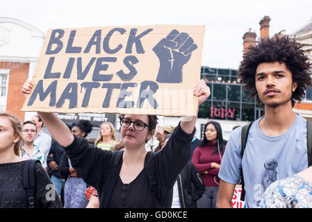 Brixton, London, UK. 9. Juli 2016. Jungen Demonstranten halten ein Plakat zu Gunsten der Black lebt Angelegenheit. Hunderte von schwarzen lebt Angelegenheit Anhänger marschierten auf der lokalen Polizeistation bevor ein Sit-in protestieren in Brixton High Street, die Straßen Londons zum Stillstand gebracht. Der Marsch ist als Reaktion auf die tödlichen Schüsse von Philando Kastilien in Minnesota und Alton Sterling in Louisiana. Bildnachweis: Nicola Ferrari/Alamy Live-Nachrichten. Stockfoto