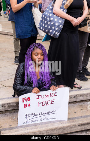 Brixton, London, UK. 9. Juli 2016. Junge Demonstranten auf der Straße sitzen. Hunderte von schwarzen lebt Angelegenheit Anhänger marschierten auf der lokalen Polizeistation bevor ein Sit-in protestieren auf Brixton High Street, die Straßen Londons zum Stillstand gebracht. Der Marsch ist als Reaktion auf die tödlichen Schüsse von Philando Kastilien in Minnesota und Alton Sterling in Louisiana. Bildnachweis: Nicola Ferrari/Alamy Live-Nachrichten. Stockfoto