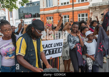 London, UK. 9. Juli 2016. Organisatoren vor Ort schwarz in Brixton genannt eine Kundgebung und März im Gedächtnis von Alton Sterling und Philando Kastilien und zur Solidarität mit den von der Polizei ermordet. Menschen in der Menge heben Sie ihre Hände und Fäuste zu behaupten, dass "Schwarze Leben egal". Peter Marshall/Alamy Live-Nachrichten Stockfoto