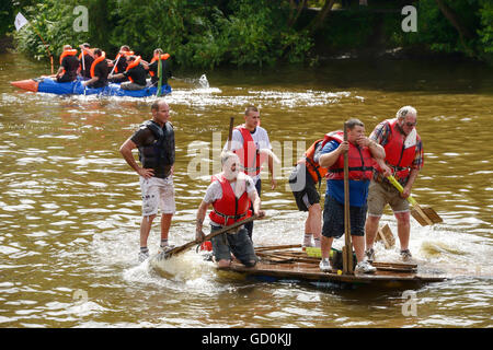 Chester, UK. 10. Juli 2016. Von Chester Rotary Club organisiert die jährlichen Charity-Floß-Rennen auf dem Fluss Dee. Andrew Paterson/Alamy Live-Nachrichten Stockfoto