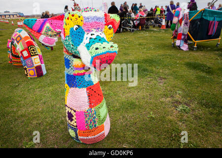 Blackpool, UK. 10. Juli 2016. Stricker aus ganz Großbritannien wurden nach Blackpool Meer vorne drehen Sie ihr eigenes Garn in einem Versuch, den Guinness-Weltrekord für gleichzeitige stricken zu brechen.  Die robuste Wolle Krieger standen vor einem stürmischen kühle Brise aber waren in der Lage, sich warm zu stricken.  Der aktuelle Weltrekord steht bei 3089 Menschen & mit Hilfe der Stadtausrufer "Barry McQueen", neue Rekruten wurden von Bürgersteigen vorgeladen & waren mehr als gerne an dem Spaß teilhaben.  Bildnachweis: Cernan Elias/Alamy Live-Nachrichten Stockfoto