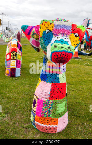 Blackpool, UK. 10. Juli 2016. Stricker aus ganz Großbritannien wurden nach Blackpool Meer vorne drehen Sie ihr eigenes Garn in einem Versuch, den Guinness-Weltrekord für gleichzeitige stricken zu brechen.  Die robuste Wolle Krieger standen vor einem stürmischen kühle Brise aber waren in der Lage, sich warm zu stricken.  Der aktuelle Weltrekord steht bei 3089 Menschen & mit Hilfe der Stadtausrufer "Barry McQueen", neue Rekruten wurden von Bürgersteigen vorgeladen & waren mehr als gerne an dem Spaß teilhaben.  Bildnachweis: Cernan Elias/Alamy Live-Nachrichten Stockfoto