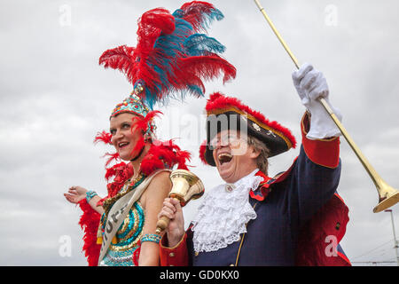 Blackpool, UK. 10. Juli 2016. "Miss Informed" und Ausrufer "Barry McQueen" Mädchen zeigen und Strickerinnen aus ganz Großbritannien wurden begrüßt, Blackpool Meer, drehen Sie ihr eigenes Garn in einem Versuch, den Guinness-Weltrekord für gleichzeitige stricken zu brechen.  Die robuste Wolle Krieger standen vor einem stürmischen kühle Brise aber waren in der Lage, sich warm zu stricken.  Der aktuelle Weltrekord steht bei 3089 Menschen & mit Hilfe der Stadtausrufer "Barry McQueen", neue Rekruten wurden von Bürgersteigen vorgeladen & waren mehr als gerne an dem Spaß teilhaben. © Cernan Elias/Al Stockfoto